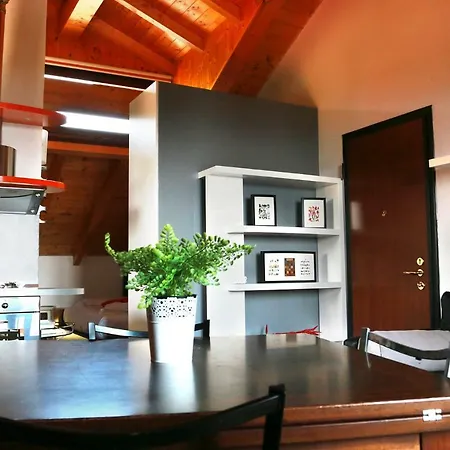 Varese Lake View Loft Апартаменты Комерио